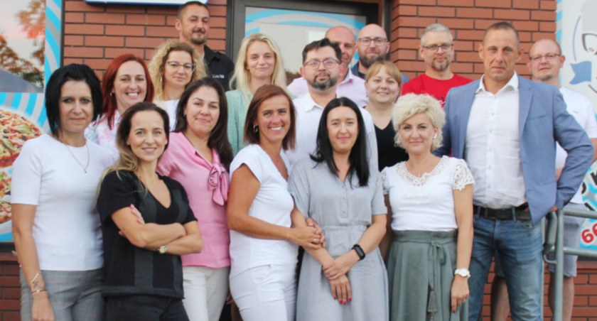Pamiątkowe zdjęcie uczestników zjazdu klasowego fot. z arch. Sławomira Antkowiaka