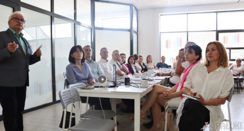 Spotkanie z dyrektorami poprowadził nauczyciel konsultant z Kujawsko-Pomorskiego Centrum Edukacyjnego Nauczycieli w Bydgoszczy Grzegorz Nazaruk, który omówił między innymi zagadnienia związane ze zmianami w prawie oświatowym fot. Paweł Lachowicz