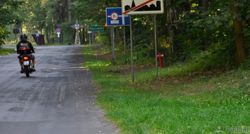 Ku zadowoleniu mieszkańców i letników w Przyjezierzu na odcinku od  pola namiotowego aż do skrzyżowania Nowa Wieś – Wójcin – Gaj (do krzyża harcerskiego) powstanie chodnik fot. Magdalena Lachowicz
