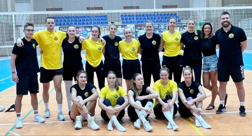 Stoją od prawej: Mikołaj Mariaskin - trener, Agnieszka Laskowska - prezes klubu, Weronika Fojucik, Paulina Brzoska, Maja Pilarczyk, Karolina Łuczyszyn, Wiktoria Przybyło, Aleksandra Cabaj, Sandra Świętoń Michał Masternak - trener przygotowania motorycznego, Kacper Ławicki - statystyk. Siedzą od prawej: Katarzyna Nowak (Urbanowicz), Aleksandra Szczepańska, Julita Rafalko, Julia Marcyjanik, Martyna Szczepuła.   fot. arch. Sokoła