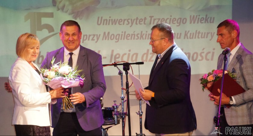Gratulacje na ręce Grażyny Lewandowskiej składają: przewodniczący Rady Powiatu Robert Musidłowski, starosta Tomasz Krzesiński i burmistrz Leszek Duszyński   fot. Marek Holak