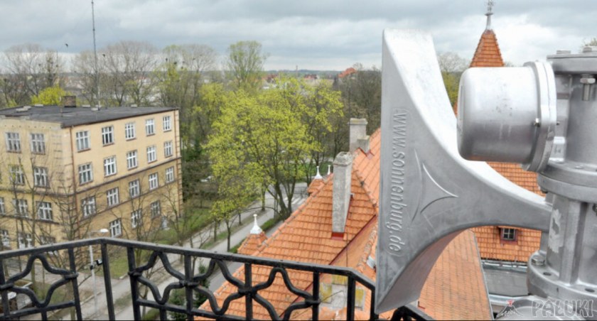Zasięg hejnału w Mogilnie ma rozchodzić się z widocznych głośników (w gnieździe na dachu ratusza są takie dwa zestawy), na wszystkie strony świata ze słyszalnością w promieniu 6 km fot. Marek Holak