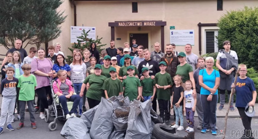 Uczestnicy akcji zebrali 10 dużych (240 l) worków przeróżnych śmieci, w których przeważało szkło, plastik i puszki. Były też opony. fot. Magdalena Lachowicz