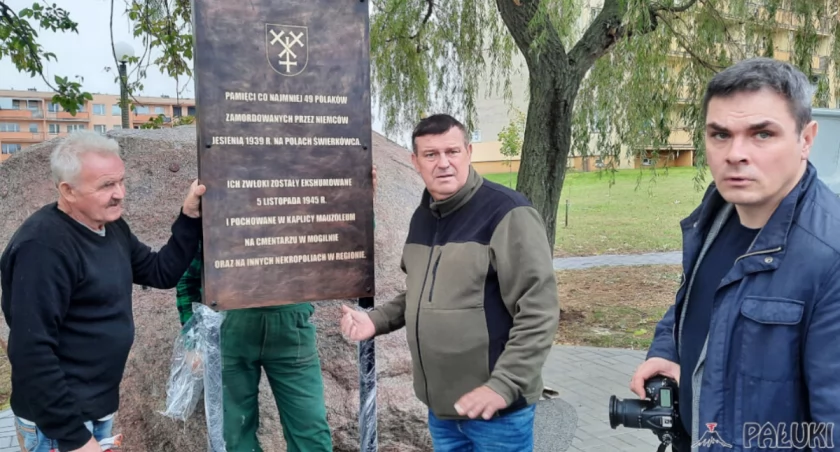 12 października - trwa montaż nowej tablicy przy głazie   fot. Marek Holak