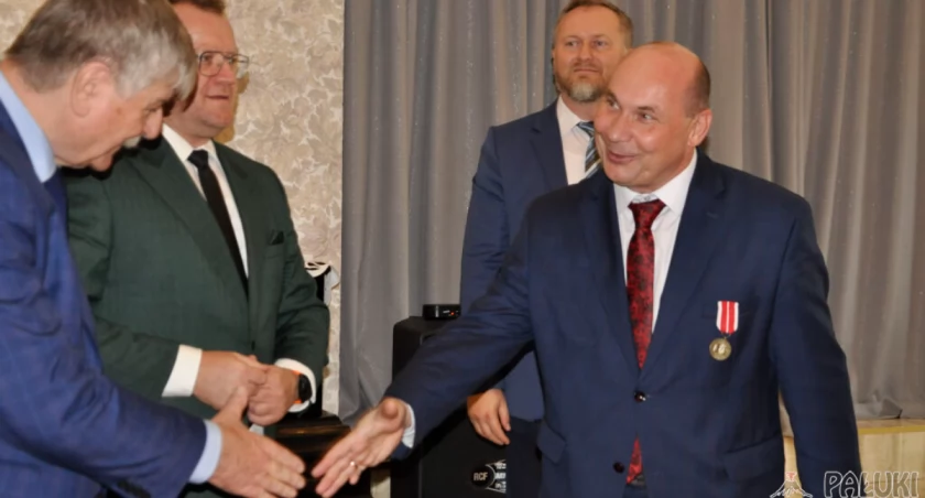 Piotr Perzyna (z prawej) odebrał gratulacje za otrzymany Medal Komisji Edukacji Narodowej. fot. Paweł Lachowicz