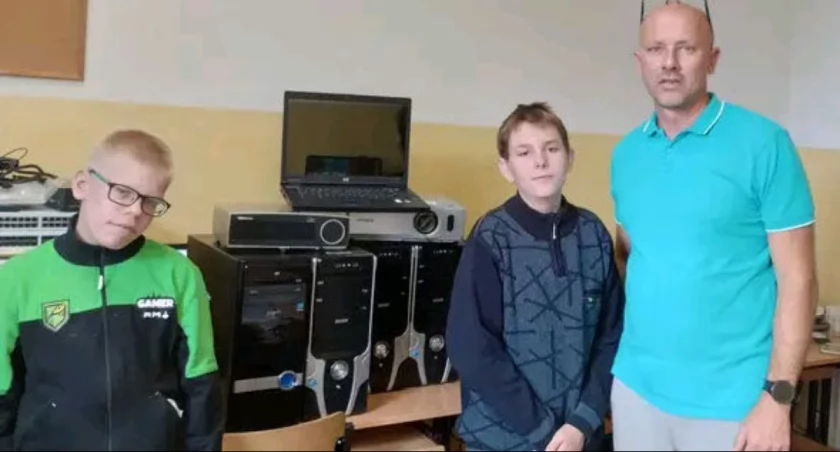 Prezes Stowarzyszenia Pomocna dłoń Paweł Jankowski z wychowankami SOSW z pozyskanym sprzętem komputerowym fot. Kacper Jankowski