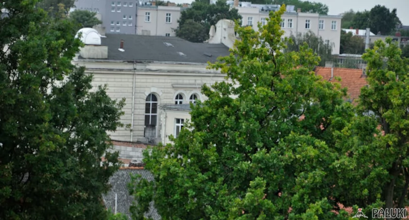 Na pierwszym planie fragment budynku strzeleńskiego liceum, w tle widoczny remontowany budynek szpitala fot. Magdalena Lachowicz