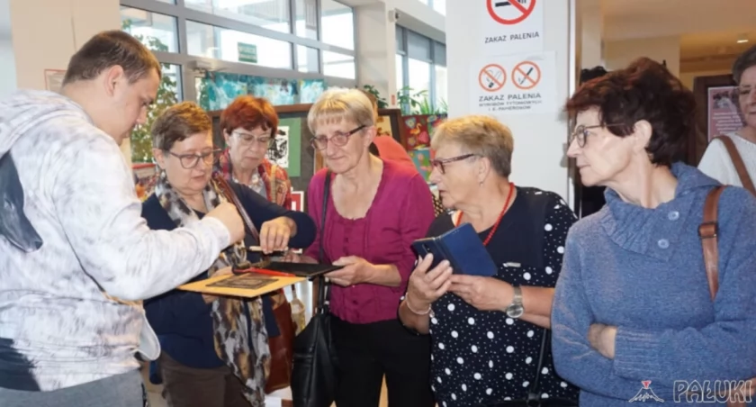 Kuba Kotwasiński prezentuje sposób wykonania linorytu   fot. Marek Holak