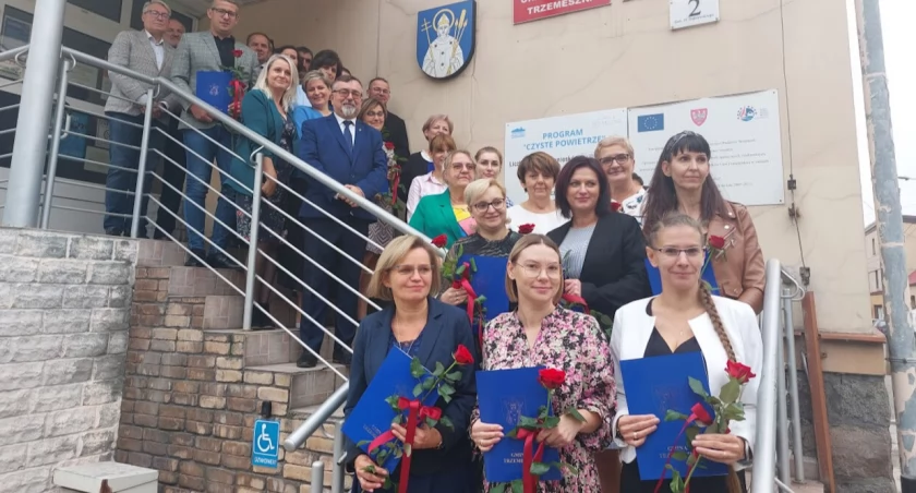 Nagrodzeni pedagodzy z władzami miasta fot. UM Trzemeszno