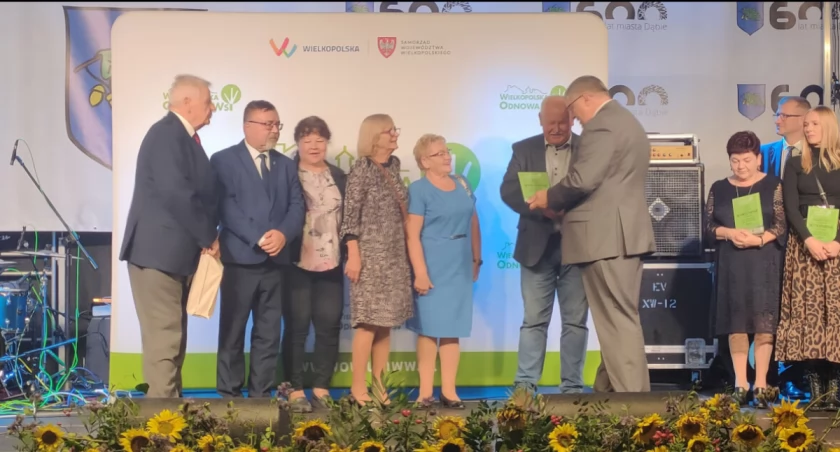 Pamiątkowy dyplom i upominek odebrał sołtys Zielenia Dominik Woźniak, któremu towarzyszył burmistrz Krzysztof Dereziński fot. UM Trzemeszno