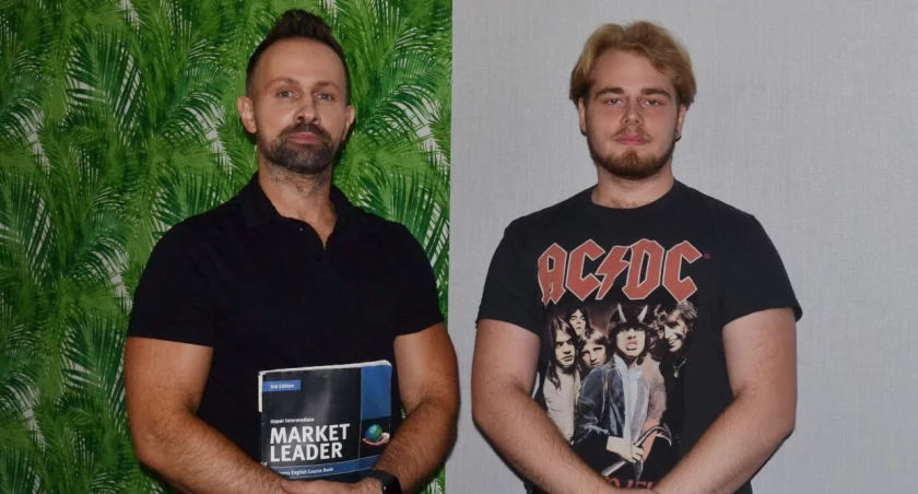 Konrad Fischer (z prawej) z nauczycielem języka angielskiego Marcinem Huryszem fot. ZS Mogilno