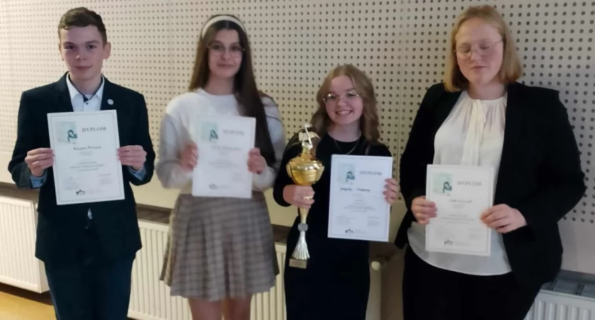 Mogileński Zespół Szkół w konkursie reprezentowało czworo uczniów. Jagoda Kujawa (druga z prawej) zajęła w konkursie 2. miejsce fot. ZS Mogilno
