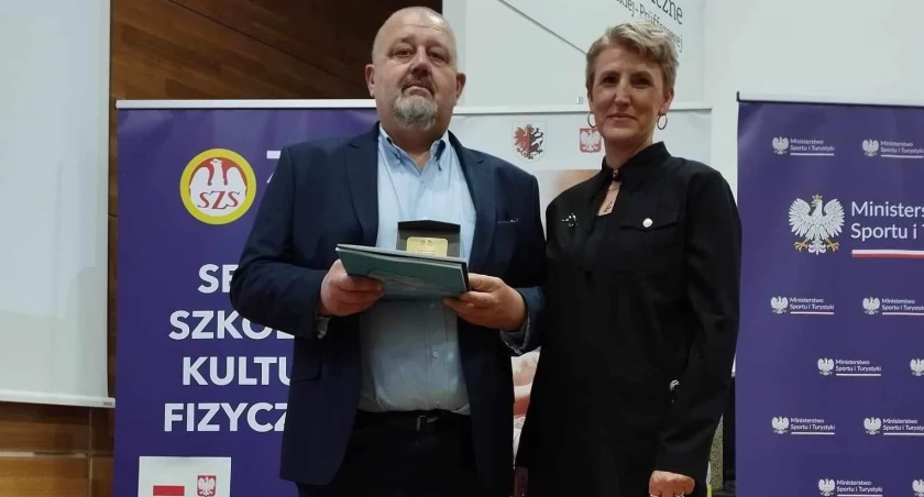 Bartłomiej Zbytniewski po otrzymaniu złotego medalu z prezeską Szkolnego Związku Sportowego województwa kujawsko-pomorskiego Małgorzatą Szopińską fot. arch. UKS Alfa Strzelno