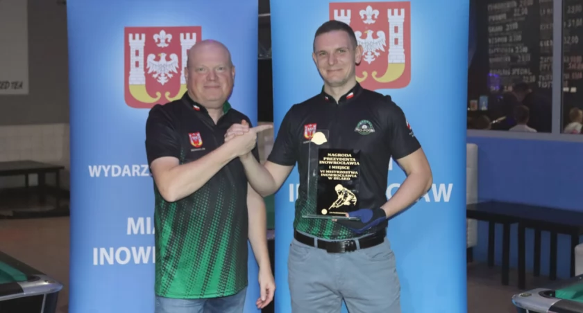 Mistrz Inowrocławia w bilardzie rodowity strzelnianin Michał Farynowski (z prawej) z dyrektorem zawodów Jackiem Jabłońskim fot. z arch. Michała Farynowskiego
