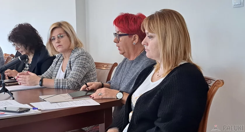 Marlena Kantanista (druga z prawej) podczas obrad komisji Rady Gminy w Jeziorach Wielkich omawiała jakość posiłków dostarczanych do szkół fot. Paweł Lachowicz