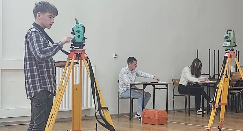 Uczniowie wykonywali pomiary i obliczenia, a następnie sporządzali dokumentację dla dwóch zadań praktycznych fot. ZS Mogilno