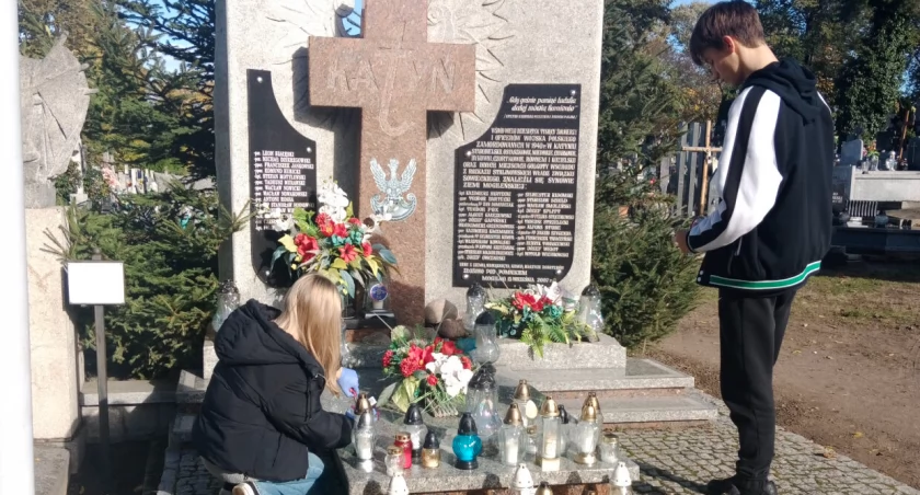 Mogileńscy licealiści przy pomniku Ofiar Katynia fot. ZS Mogilno