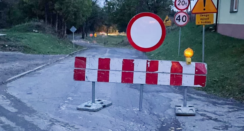 Droga powiatowa na odcinku Palędzie Kościelne - Palędzie Dolne jest zamknięta ze względu na bezpieczeństwo mieszkańców i podróżnych fot. Łukasz Gapiński 