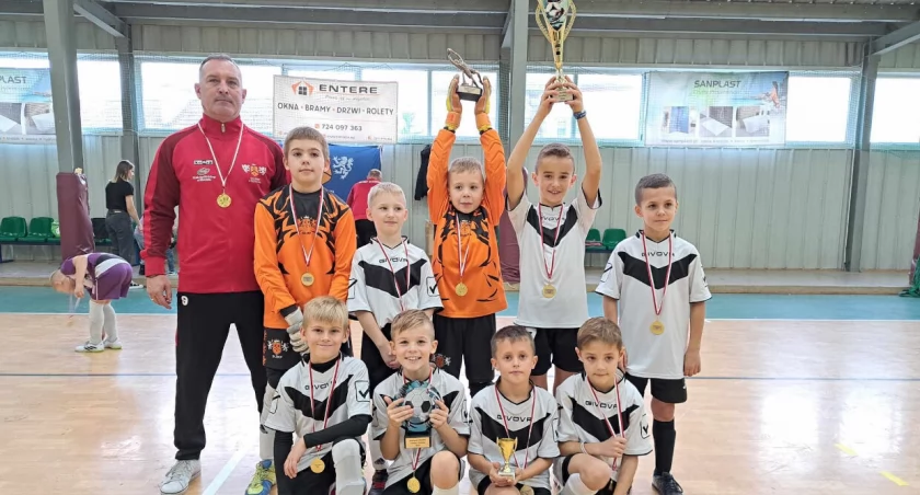 Niepokonana drużyna turnieju Olimp 1 Strzelno z trenerem Sebastianem Warzechą fot. Natalia Warzecha