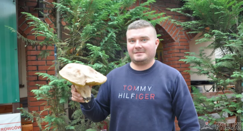 Dawid Sobecki prezentuje znaleziony okaz grzyba fot. Magdalena Lachowicz