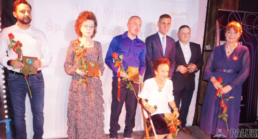 Od lewej nominowani: Patryk Kaczmarek, Agnieszka Woźniak, Arkadiusz Renk i Maria Krzymień oraz organizatorzy - Leszek Duszyński, Robert Przepiórka i Wioleta Michalak   fot. Marek Holak