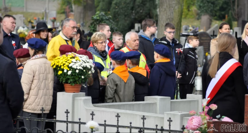 Patriotyczne uroczystości w Strzelnie rozpoczęły się na parafialnym cmentarzu przy pomniku Powstańców Wielkopolskich fot. Magdalena Lachowicz