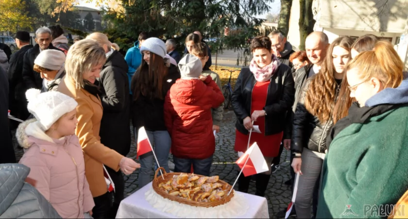 Obecni na uroczystości zaproszeni zostali do degustacji rogali marcińskich fot. Paweł Lachowicz