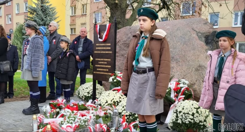 Przy obelisku z odnowioną tablicę wartę pełnili harcerze   fot. Agnieszka Godurkiewicz