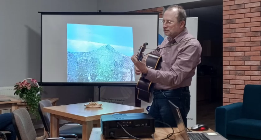 Dominik Księski swoją opowieść wzbogacił piosenkami, które śpiewał i przygrywał do nich na gitarze fot. Maria Reinholz