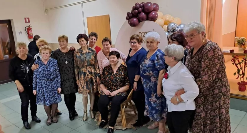 Pamiątkowe zdjęcie seniorów uczestniczących w imprezie fot. z arch. Emilii Baczyńskiej