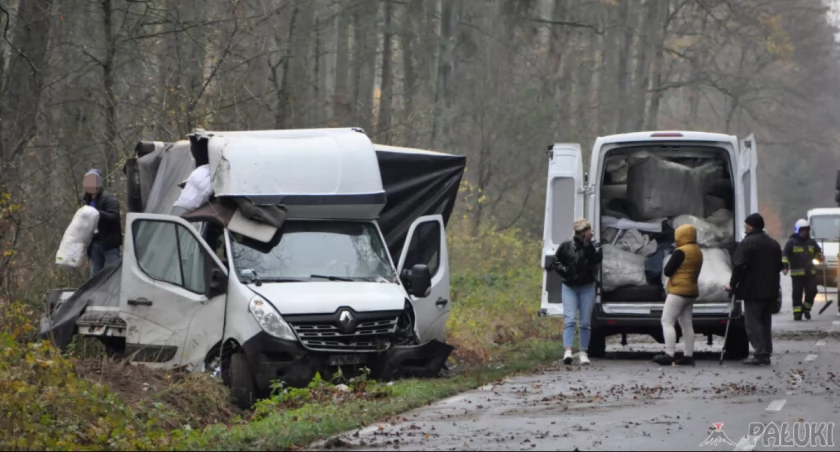 Na miejscu zdarzenia trwa przeładunek towaru z uszkodzonego renaulta do podstawionego samochodu zastępczego fot. Paweł Lachowicz