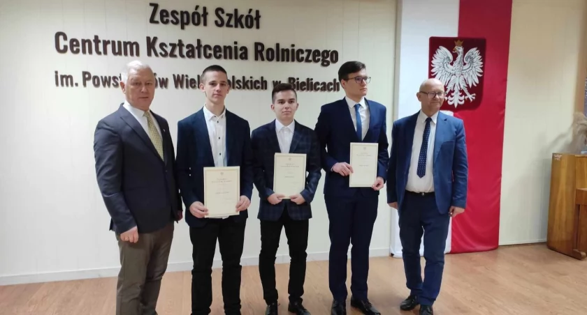 Stypendyści premiera z ZS CKR  i PZS w Bielicach z dyrektorami szkół Jackiem Jabłońskim i Pawłem Kraśnym fot. z arch Jacka Jabłońskiego