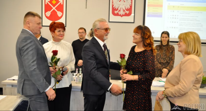 Upominek w ramach podziękowań odbierają członkinie KGW 