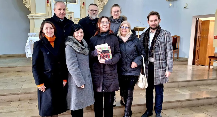 Wiktoria Szalaty po koncercie z mamą Grażyną Rosłaniec, babcią Zofią, ks. proboszczem Adamem Walendowskim, dyrektorem M-GOK w Janikowie Michałem Zdeb oraz przyjaciółmi fot. Katarzyna Świątkowska (M-GOK Janikowo)