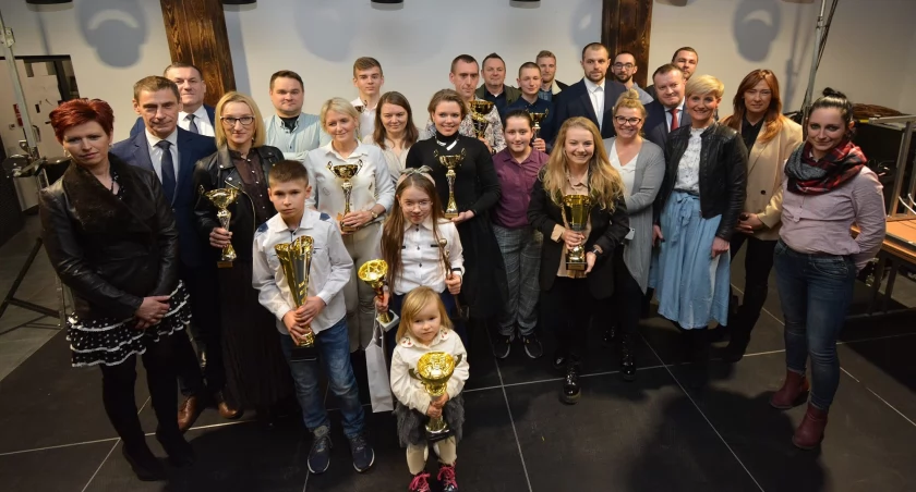 Wspólne zdjęcie laureatów plebiscytu za 2022 rok, ich rodzin, znajomych i samorządowców fot. Marcin Zieliński