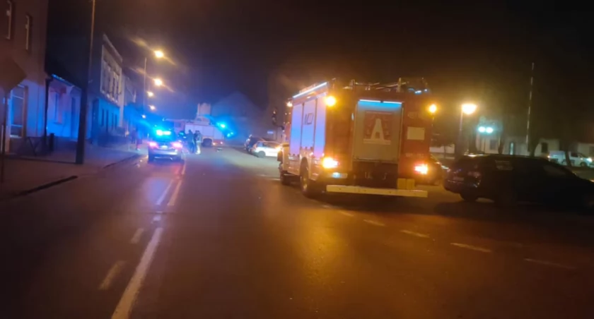 Do potrącenia pieszej doszło na ul. Braci Rólskich, przy rynku w Gębicach fot. OSP Gębice