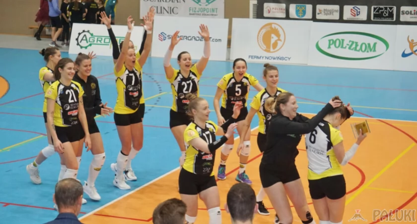Sokolanki gratulują Julicie Rafałko MVP meczu z San-Pajda   fot. Marek Holak