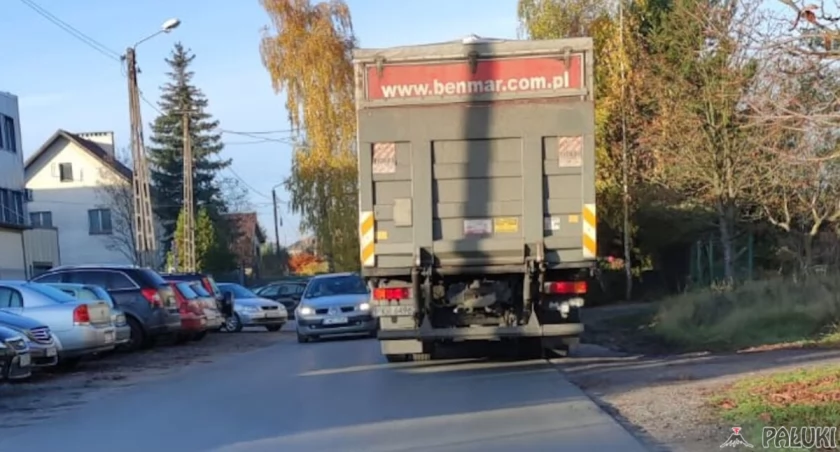 Taki widok na ulicy Wybudowania jest codziennością. Z jednej strony parkujące samochody osobowe przy firmie Darchem, a z drugiej strony samochody dostawcze do tej firmy, które zajmują całe pobocze i 1/3 ulicy. Do tego nadjeżdżający z naprzeciwka pojazd. Którędy mają przechodzić mieszkańcy? fot. Magdalena Lachowicz
