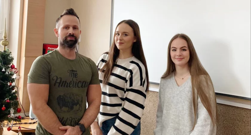 Julia Gawron i Izabela Tuszyńska z nauczycielem języka angielskiego Marcinem Huryszem fot. ZS Mogilno