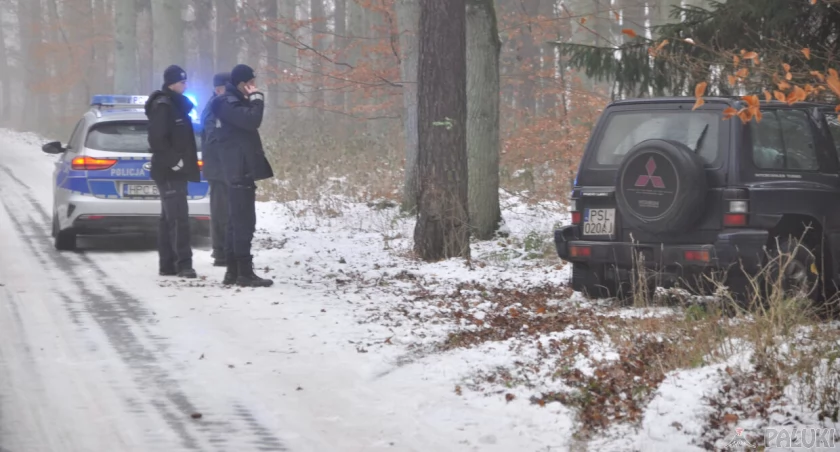 Jadący samochodem terenowym na śliskiej nawierzchni, wypadł z drogi i uderzył w drzewo fot. Paweł Lachowicz