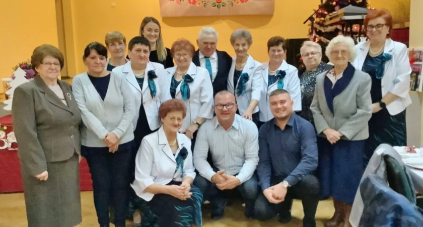 Zespół Kalina z obecnymi i dawnymi jego członkami fot. z arch. Jolanty Kosnowskiej