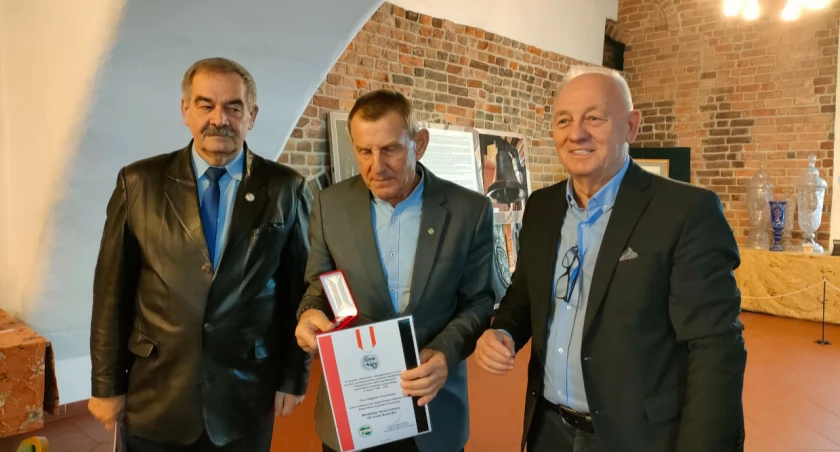 Zbigniew Domański z ustępującym przewodniczącym Henrykiem Miłoszewskim (z lewej) i nowo wybranym przewodniczącym Radosławem Balmowskim fot. z arch. Zbigniewa Domańskiego
