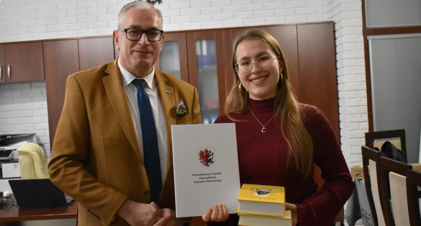 Weronika Poturalska z dyrektorem ZS w Mogilnie Zbigniewem Grzechowskim fot. Kinga Gąska (ZS Mogilno)