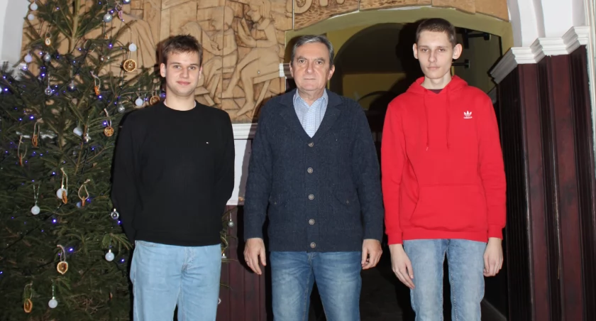 Marcel Sadowski i Tobiasz Piotrowicz z nauczycielem geografii Pawłem Marczewskim fot. Sławomir Antkowiak (ZS Strzelno)