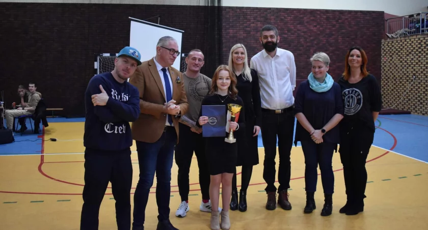 Nagrodzona za swój występ Maja Zielińska z członkami jury i organizatorami fot. Kinga Gąska (ZS Mogilno)