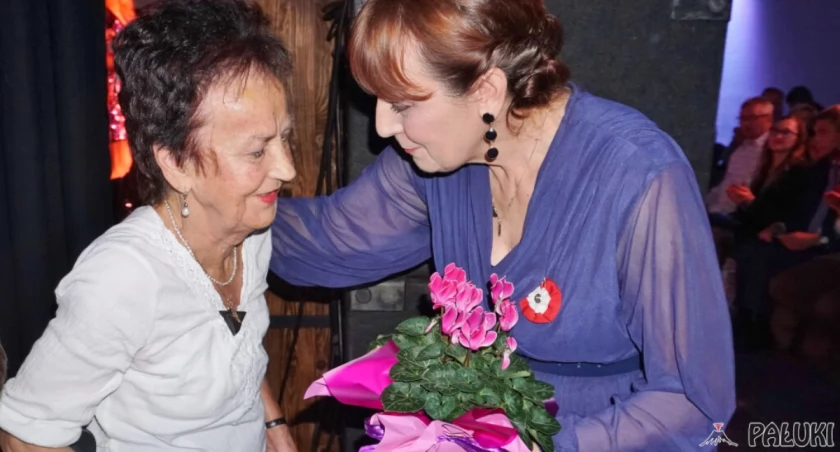 Radna miejska Wioleta Michalak gratuluje pani doktor Marii Krzymień znalezienia się w gronie laureatów kandydujących do tytułu Serce Mogilna   fot. Marek Holak