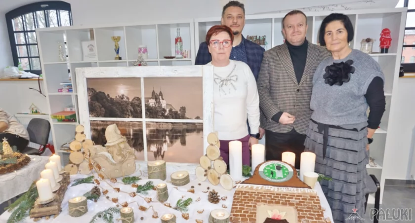 Stoisko ZPS w Szerzawach. Od lewej: Mirosława Stręk, dyrektor Jacek Kubiak, starosta Tomasz Krzesiński i Dorota Komorska   fot. Marek Holak