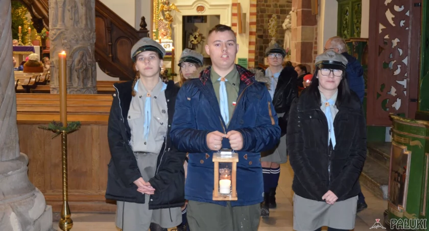 Do strzeleńskiej bazyliki światełko wnieśli harcerze: Klaudia Józwiarska, Weronika Rakowska, Magdalena Błaszczak, Anna Rezler i Miłosz Żelazowski fot. Magdalena Lachowicz