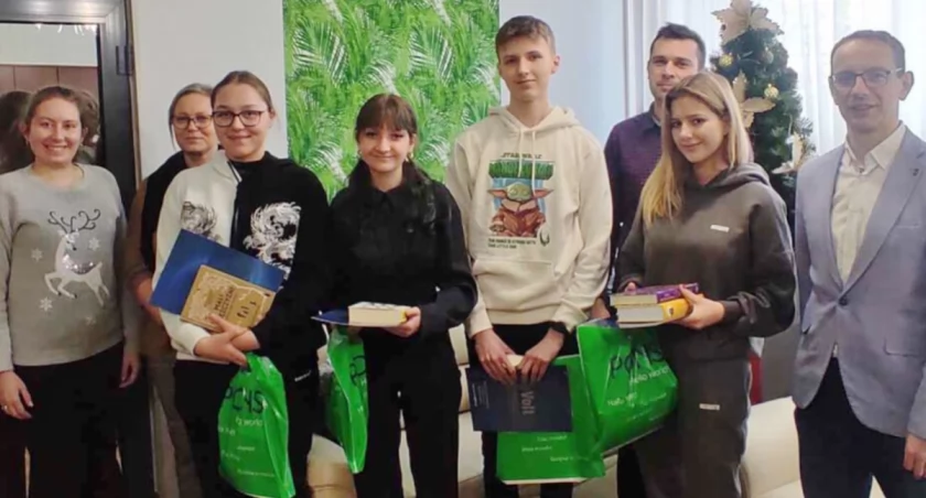 Laureaci i wyróżnieni w konkursie uczniowie z organizatorami i wicedyrektorem Marcinem Wietrzykowskim fot. ZS Mogilno