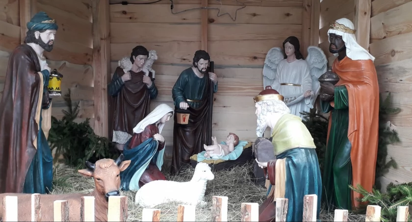 W szopce znajdują się figury postaci biblijnych naturalnej wielkości ubrane w tradycyjne stroje. Są też zwierzęta fot. parafia św. Trójcy w Strzelnie